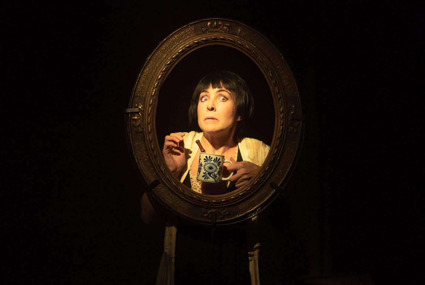 Actriz detrás de un marco